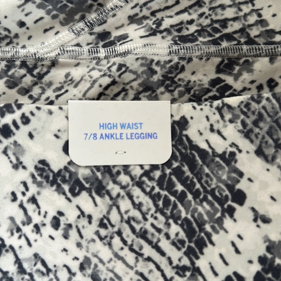 Women’s VS Pink Leggings. NEW Size medium - Picture 4 of 5